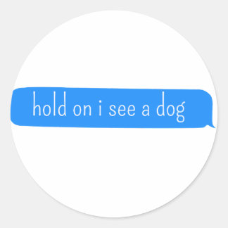 Sticker Rond tenir je vois un chien - Chien Distraction