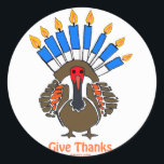 Sticker Rond Thanksanukkah Thanksgivukkah dinkey menorah cadeau<br><div class="desc">CE MENORAH TURQUIE EST UN DESIGN UNIQUE SUR UNE VARIÉTÉ DE CADEAUX DE CHANUKAH HANOUKKA POUR THANKSGIVUKKAH 2013. PORTEZ UNE CHEMISE THANKSANUKKAH ET DONNEZ À L'AUBERGE UN APRON SPÉCIAL POUR MONTRER SA FIERTÉ JUIVE AMÉRICAINE.</div>