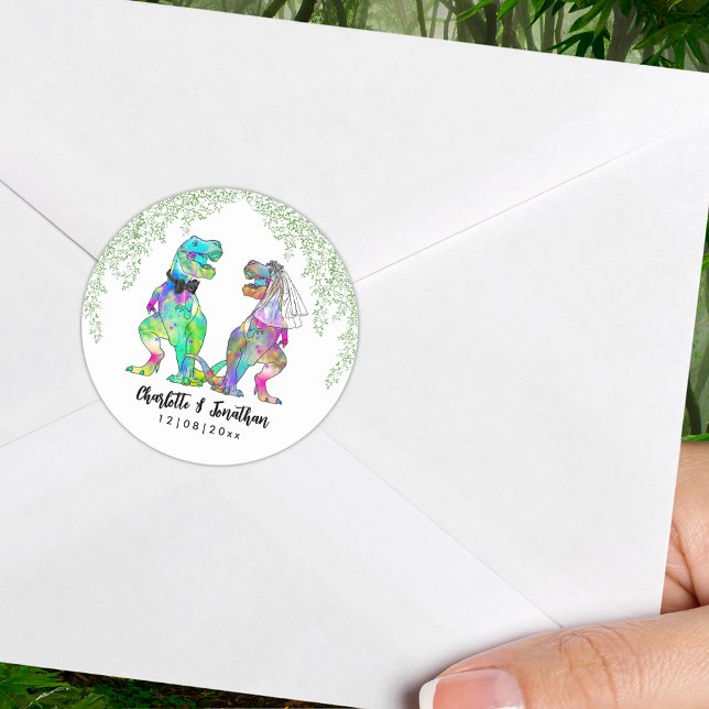 Sticker Rond Thème de mariage dinosaure coloré (Colorful T-Rex bride and groom custom dinosaur wedding sticker with bride and groom names and date)
