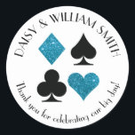 Sticker Rond Thème Las Vegas Texte personnalisé Paillettes Bleu<br><div class="desc">Paillettes de faux turquoise bleu et cartes noires aux enseignes de cartes sont encerclés par un texte personnalisable faisant ces autocollants ronds parfaits pour toutes sortes de projets et occasions. Utilisez-les pour étiqueter les faveurs pour les invités de mariage,  pour fermer les enveloppes et plus encore.</div>