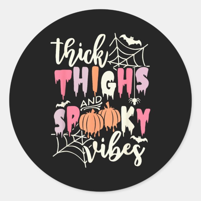 Sticker Rond Thick Thighs And Soky Vibes Retro Groovy Halloween (Devant)