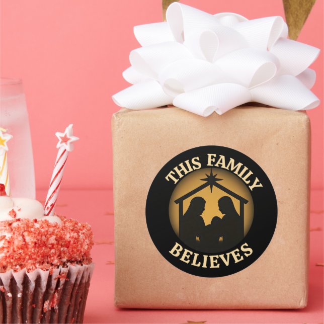 Sticker Rond This Family Believes Christian Nativity Scene (Fête)