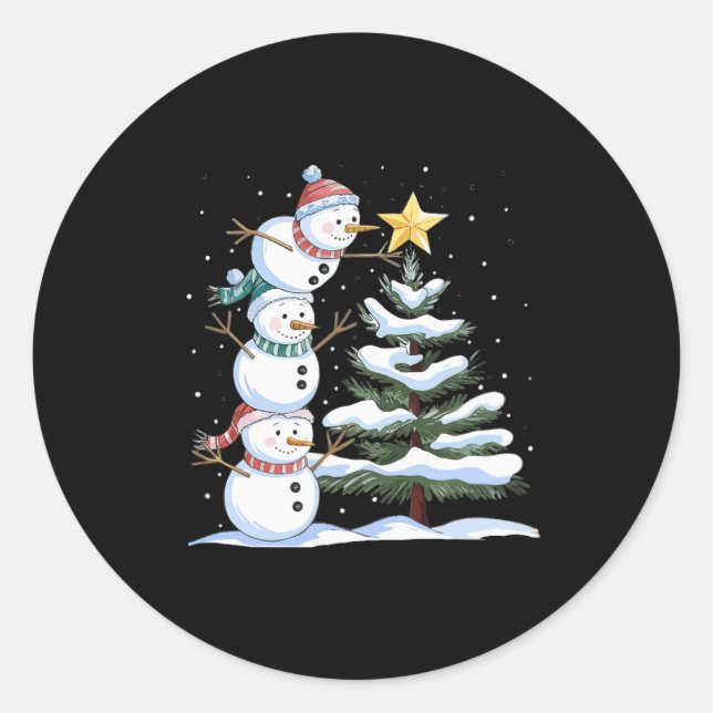 Sticker Rond Three Snowmen Are Arranging A Christmas Tree Cute  (Devant)
