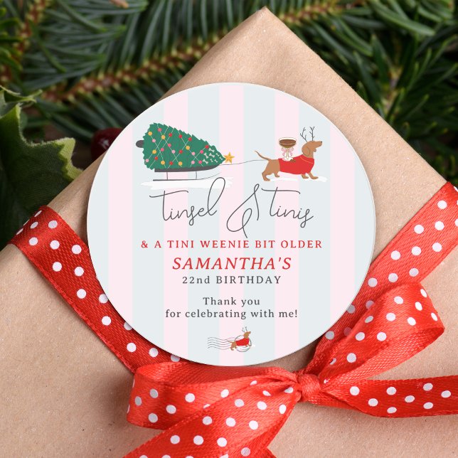 Sticker Rond Tinsel & Tinis Tini Weenie Bit Christmas Doxie (Tinsel & Tinis Tini Bit Weenie Older Espresso Martini Cocktail Christmas Sticker Dachshund Doxie )