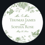 Sticker Rond Toile Verte De Jouy Vintage Mariage Floral Favoris<br><div class="desc">Transformez votre fête avec notre collection de décors Olive Green Toile de Jouy Party. Cet ensemble élégant présente des fleurs sauvages de chinoiserie, des oiseaux et des papillons, tous méticuleusement conçus pour créer une atmosphère sophistiquée et intemporelle. Avec des fleurs détaillées et une riche palette de vert d'olive, cette collection...</div>