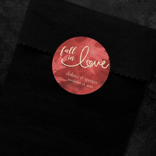Sticker Rond Tomber amoureux de l'automne | Mariage rouge et or (Créateur téléchargé)