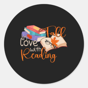 Sticker Rond Tomber dans l'amour avec la lecture Feuilles autom