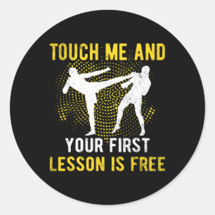 Sticker Rond Touche Moi Et Ta Première Leçon De Kick-boxing Est