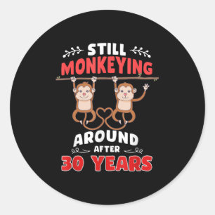 Sticker Rond Toujours Monkeying autour de 30 ans Anniversaire M