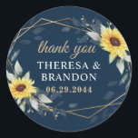 Sticker Rond Tournesol et marine Mariage géométrique bleu Merci<br><div class="desc">Le design présente une verdure aquarelle,  des tournesols,  des éléments en or imprimé et des feuilles botaniques aérés sur un cadre géométrique imprimé couleur or. L'arrière - plan est d'un bleu marine très foncé.</div>