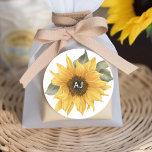 Sticker Rond Tournesol rustique, Mariage de automne préférence<br><div class="desc">Ces stickers ronds de mariage de tournesol charmants sont la touche finale parfaite pour vos nuptiaux à thème rustique. Conçus avec un joli motif de tournesol, ces autocollants incarnent la chaleur et la vitalité des saisons été et automne. Chaque autocollant peut être personnalisé avec les initiales de la mariée et...</div>