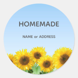 Sticker Rond Tournesols et Texte Maison sur Fond Bleu Clair