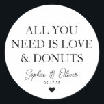 STICKER ROND TOUT CE DONT VOUS AVEZ BESOIN, C'EST D'AMOUR DONUT<br><div class="desc">Un Sticker Mariage classique en Merci noir avec "Tout ce dont vous avez besoin,  c'est de l'amour et des beignets" dans une police classique moderne et élégante. Vous pouvez facilement le personnaliser avec vos noms et date mariage.</div>