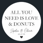 STICKER ROND TOUT CE DONT VOUS AVEZ BESOIN, C'EST D'AMOUR DONUT<br><div class="desc">Un Sticker Mariage classique en Merci noir avec "Tout ce dont vous avez besoin,  c'est de l'amour et des beignets" dans une police classique moderne et élégante. Vous pouvez facilement le personnaliser avec vos noms et date mariage.</div>