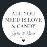 STICKER ROND TOUT CE DONT VOUS AVEZ BESOIN, C'EST L'AMOUR ET LA<br><div class="desc">Un Sticker Mariage classique en Merci noir avec "Tout ce dont vous avez besoin est l'amour et le bonbon" dans une police classique moderne et élégante. Vous pouvez facilement le personnaliser avec vos noms et date mariage.</div>