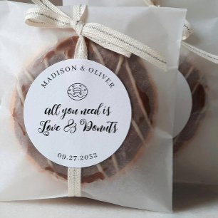 Sticker Rond Tout ce dont vous avez besoin est l'amour et les d