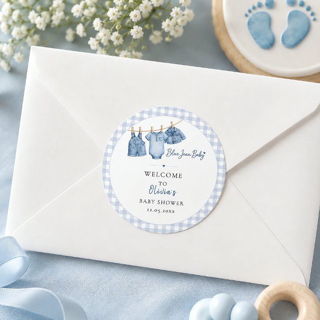 Sticker Rond Tout en Un Bébé Jean Bleu sur Fond Gingham (All In One Blue Jean Baby Custom Gingham Arch Classic Round Sticker)