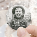 Sticker Rond TOUTE Fête Anniversaire Chic Typographie Photo Mer<br><div class="desc">Ajoutez une touche de finition personnalisée aux fêtes d'anniversaire, invitations et notes de remerciement avec des autocollants photo ronds / scellés d'enveloppe personnalisés. L'image et le libellé de ce modèle sont simples à customiser. (CONSEIL EN MATIÈRE DE PLACEMENT D'IMAGE : Une façon simple de positionner une photo exactement comment vous...</div>
