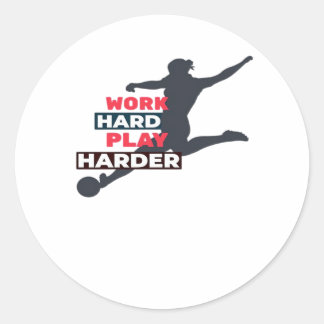 Sticker Rond Travailler dur Jouer si dur Femme Soccer Joueur Cl