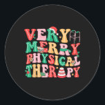 Sticker Rond Très Joyeux Physiothérapie Pt Noël Physique<br><div class="desc">Thérapie physique très joyeuse Pt Thérapiste physique de Noël</div>