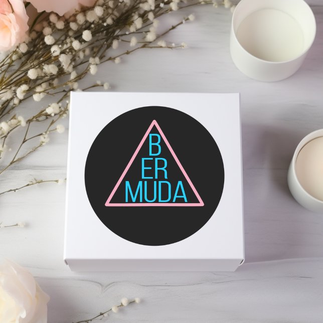 Sticker Rond Triangle Bermudes avec texte moderne à l'intérieur (Créateur téléchargé)