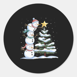 Sticker Rond Trois bonshommes de neige arrangent un arbre de No