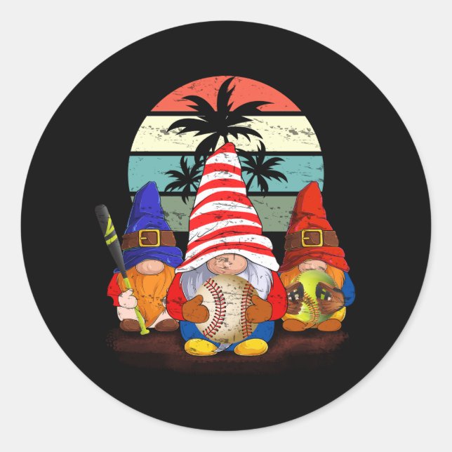 Sticker Rond Trois Gnomes De Baseball Softball Gnome Funny Spor (Devant)