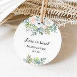 Sticker Rond Tropical Eucalyptus Greenerife L'amour est doux Ma<br><div class="desc">Cet amour de la verdure à l'eucalyptus tropical est un autocollant rond classique mariage doux est parfait pour un mariage de destination. Le design se décline en roses éclatants illustrés de violet,  blanc,  bleu et rose,  nichés dans un beau bouquet de feuilles vert eucalyptus.</div>