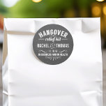 Sticker Rond Trousse de secours | Chalkboard Wedding Favor<br><div class="desc">Offrez à vos invités des produits de première nécessité (soulagement de la douleur, eau, collations) et scellez vos colis avec ces stickers mignons. Caractéristiques de conception "Kit de soulagement Hangover — En maladie et en santé" en blanc vintage texte de style apothécaire sur un arrière - plan de tableau noir...</div>