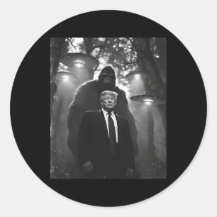 Sticker Rond Trump Bigfoot Ufo Alien Encounter Uap Invasion Con