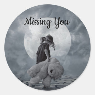 Sticker Rond Tu me manques, fille et son ours en peluche