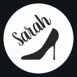 Sticker Rond Tubes à talon noir personnalisé silhouette de chau<br><div class="desc">Sticker classique rond haut talon noir sur mesure talon haute silhouette chaussure. Graphique classique avec typographie de script. Les couleurs peuvent être changées. Grand comme les scellés d'enveloppe et la partie favorisent les scellants. Amusement pour Anniversaire,  mariage,  douche nuptiale,  week-end filles et plus.</div>