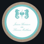 Sticker Rond Turquoise Seahorse Burlap Beach Wedding Collection<br><div class="desc">La collection de mariage de burlap beach, un cheval turquoise, est parfaite pour tout couple qui souhaite se marier romantique en bord de mer. L'arrière - plan rustique effet burlap donne à ces invitations une atmosphère boho-chic, tandis que le turquoise tropical a un coloris frais et cool qui peut être...</div>