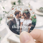Sticker Rond Typographie classique simple Mariage photo Merci<br><div class="desc">Ajoutez une touche personnalisée élégante aux cartes de remerciement mariages et aux faveurs de la réception avec autocollants photo ronds / scellés d'enveloppe personnalisés. L'image et toute la formulation de ce modèle sont simples à personnaliser. "Merci" peut être changé en amour et merci, bienvenue, initiales du couple, autre texte, ou...</div>