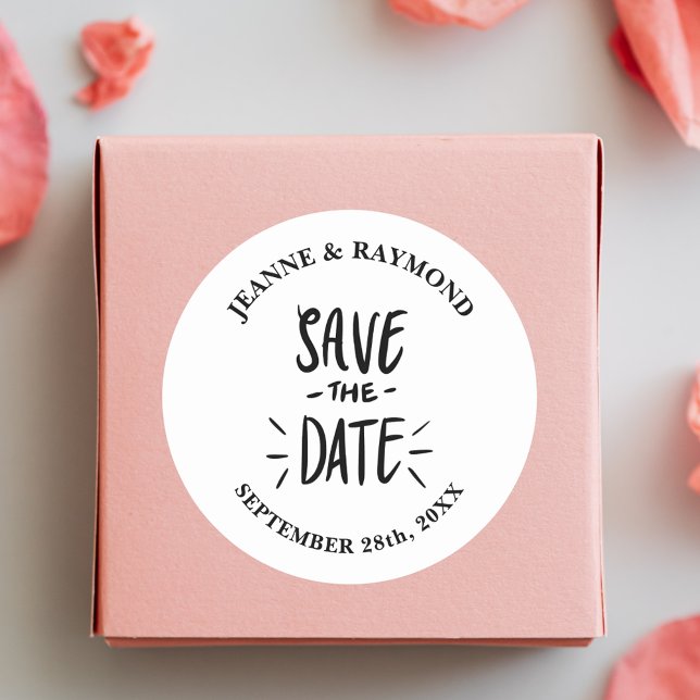 Sticker Rond Typographie Moderne Faire-Part de Mariage Personna (Modern typography save the date sticker adds stylish personalized charm to wedding mailings.)