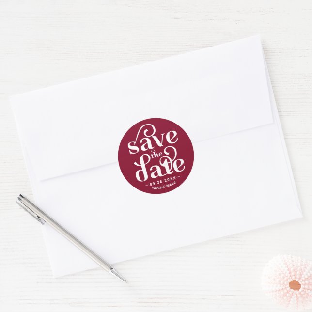 Sticker Rond Typographie moderne Mariage Enregistrer La Date (Enveloppe)