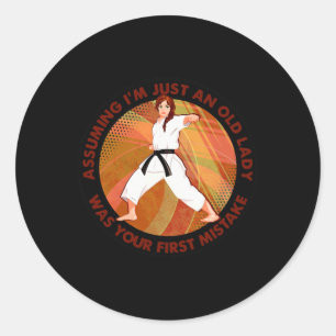 Sticker Rond Uming Je ne suis qu'une vieille dame Karate a été