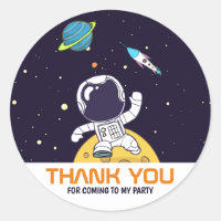 Un astronaute flotte en Merci spatial