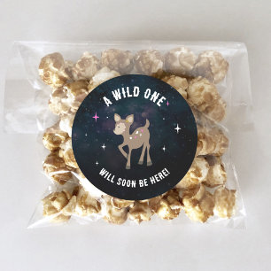 Sticker Rond Un Baby shower de fille rose sauvage de cerf cosmi