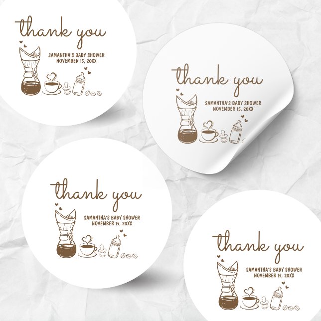Sticker Rond Un bébé brasse du Baby shower de café (A Baby is Brewing Coffee Hand Drawn Baby Shower Sticker)