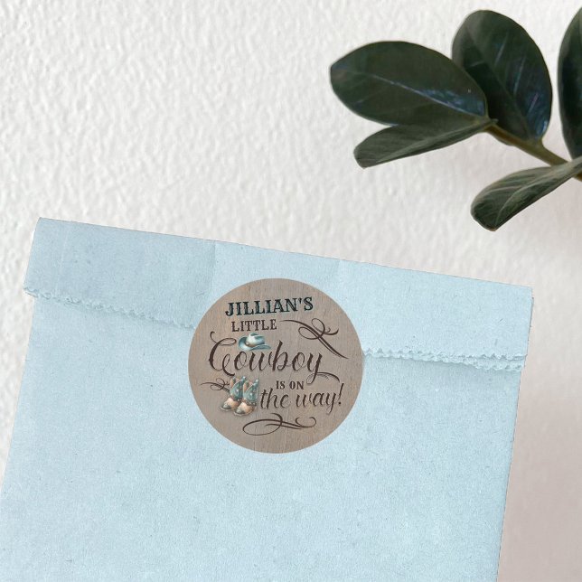 Sticker Rond Un bébé cow-boy est sur le Baby shower Way (Custom a Cowboy is on the Way Baby Shower Sticker)