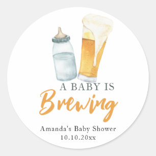 Sticker Rond Un bébé prépare une bière en bouteille Baby shower