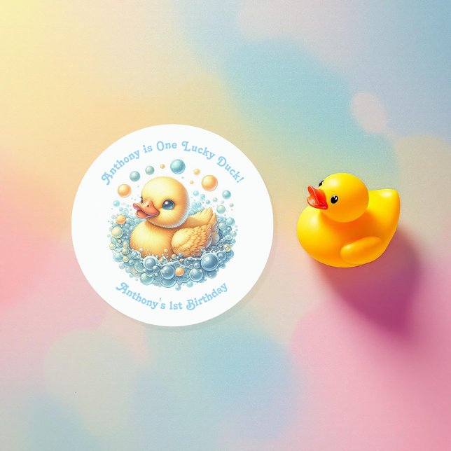 Sticker Rond Un Canard chanceux Première fête d'anniversaire (One Lucky Duck First Birthday Party Classic Round Sticker)