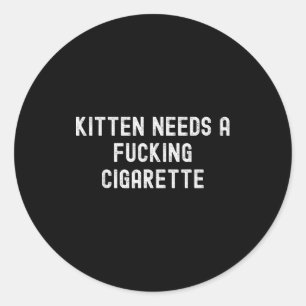 Sticker Rond Un chaton a besoin d'une cigarette étrangère 