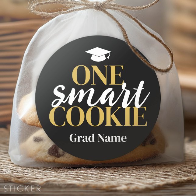 Sticker Rond Un cookie intelligent - Nom et Casquette de grade  (Custom Graduation Sticker - Favor Stickers or Envelope Label)