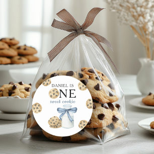 Sticker Rond Un gâteau sucré et le lait premier anniversaire