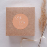 Sticker Rond Un jour de plus, un jour de Mariage de répétition<br><div class="desc">Dîner de répétition minimaliste mariage préférez l'autocollant avec le texte de typographie qui dit "un jour de plus". L'arrière - plan est la pêche.</div>