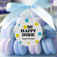 Un joyeux mec souriant visage fête d'anniversaire