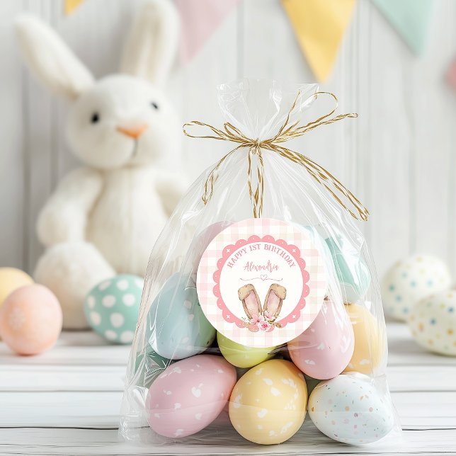 Sticker Rond Un Lapin Est En Train De Tourner Une Fille Rose (Cute Bunny 1st Girl Birthday. Pretty Pink Pastels. Easy to personalize name.)