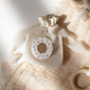 Sticker Rond Un lapin est sur le chemin Brown Baby shower neutr